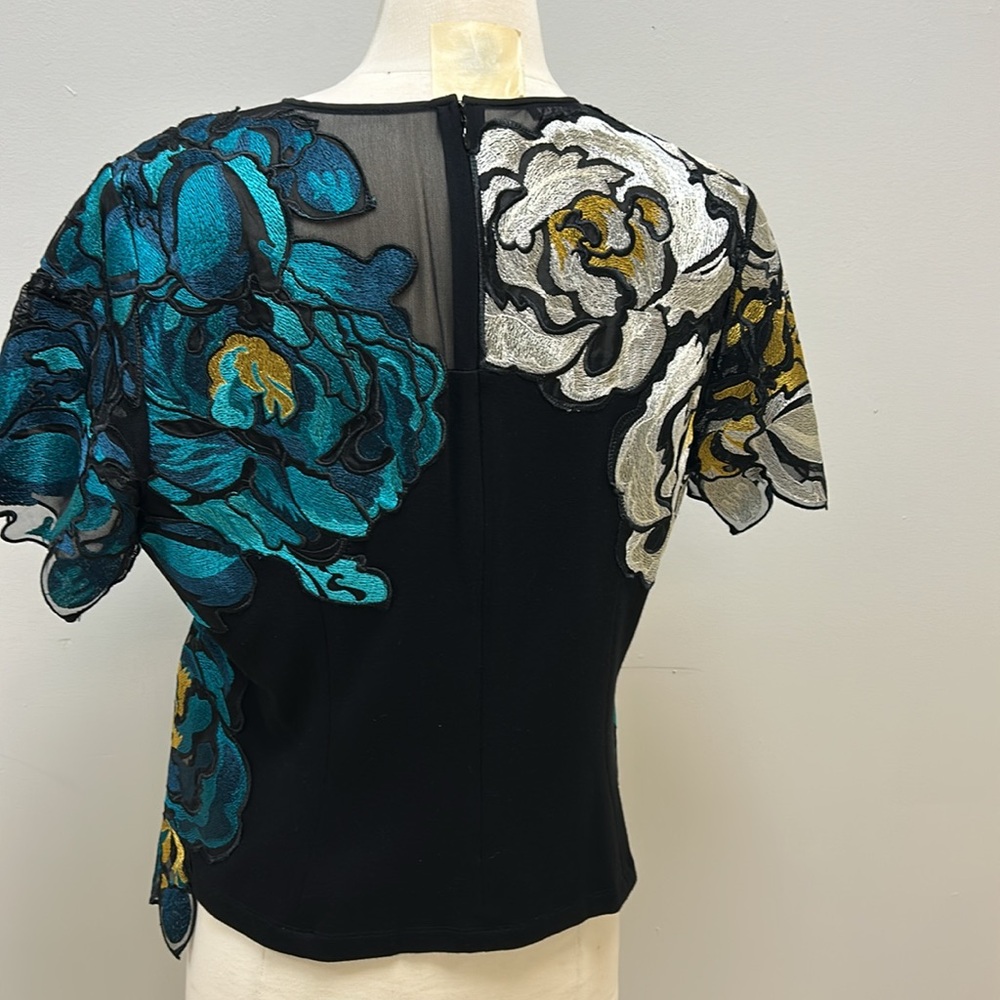 Striking Carlisle Black, Green, White, Gold Graphic Ruffled Top, 14 - Picture 11 of 14